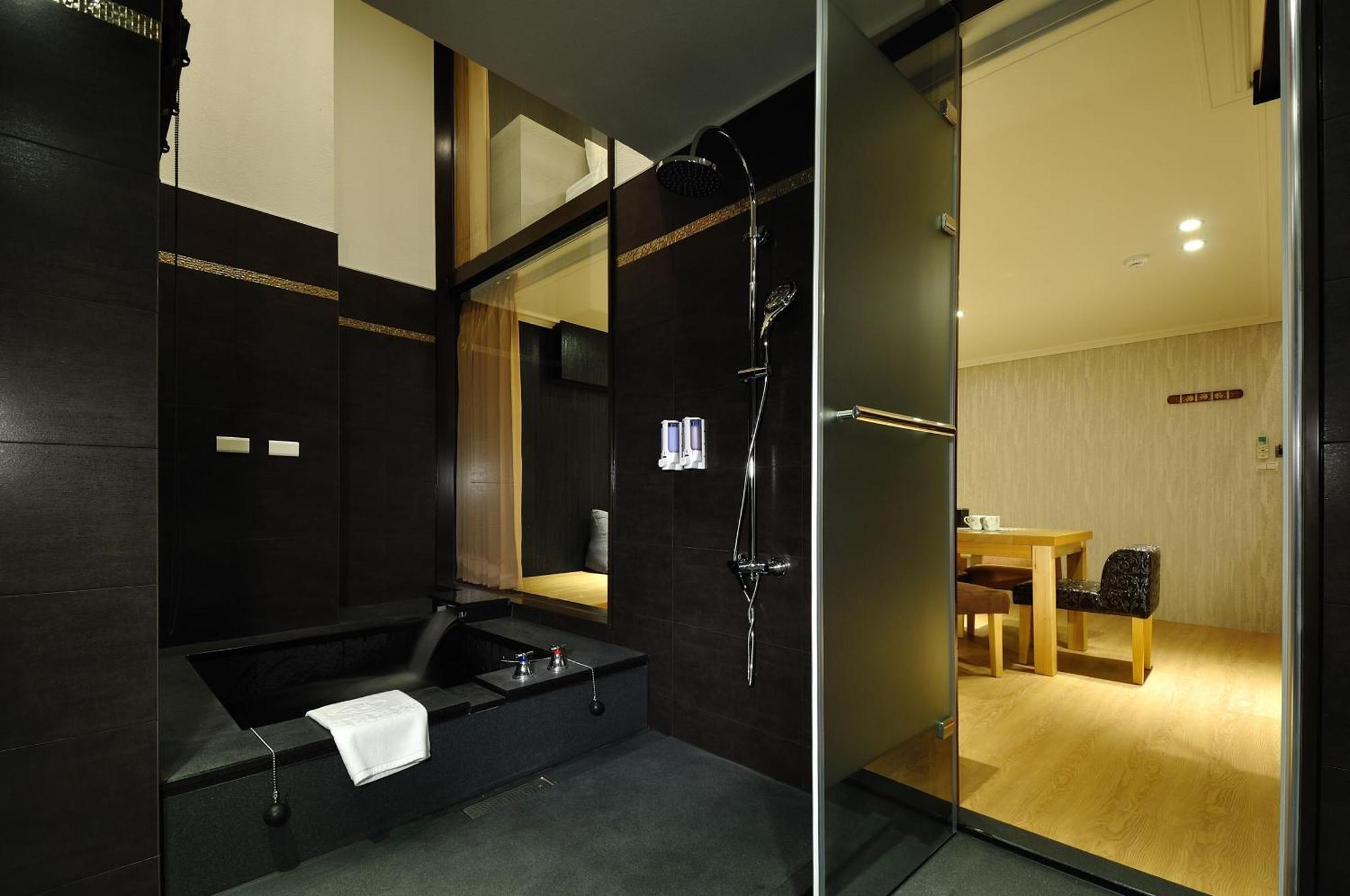 58˚ Hotspring Hotel Jiaoxi Værelse billede